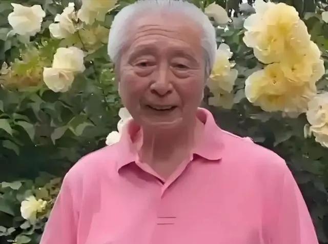 86岁的名嘴宋世雄老了，满头银发，独自住在朝阳区的养老院。这地方是他自己选的，离