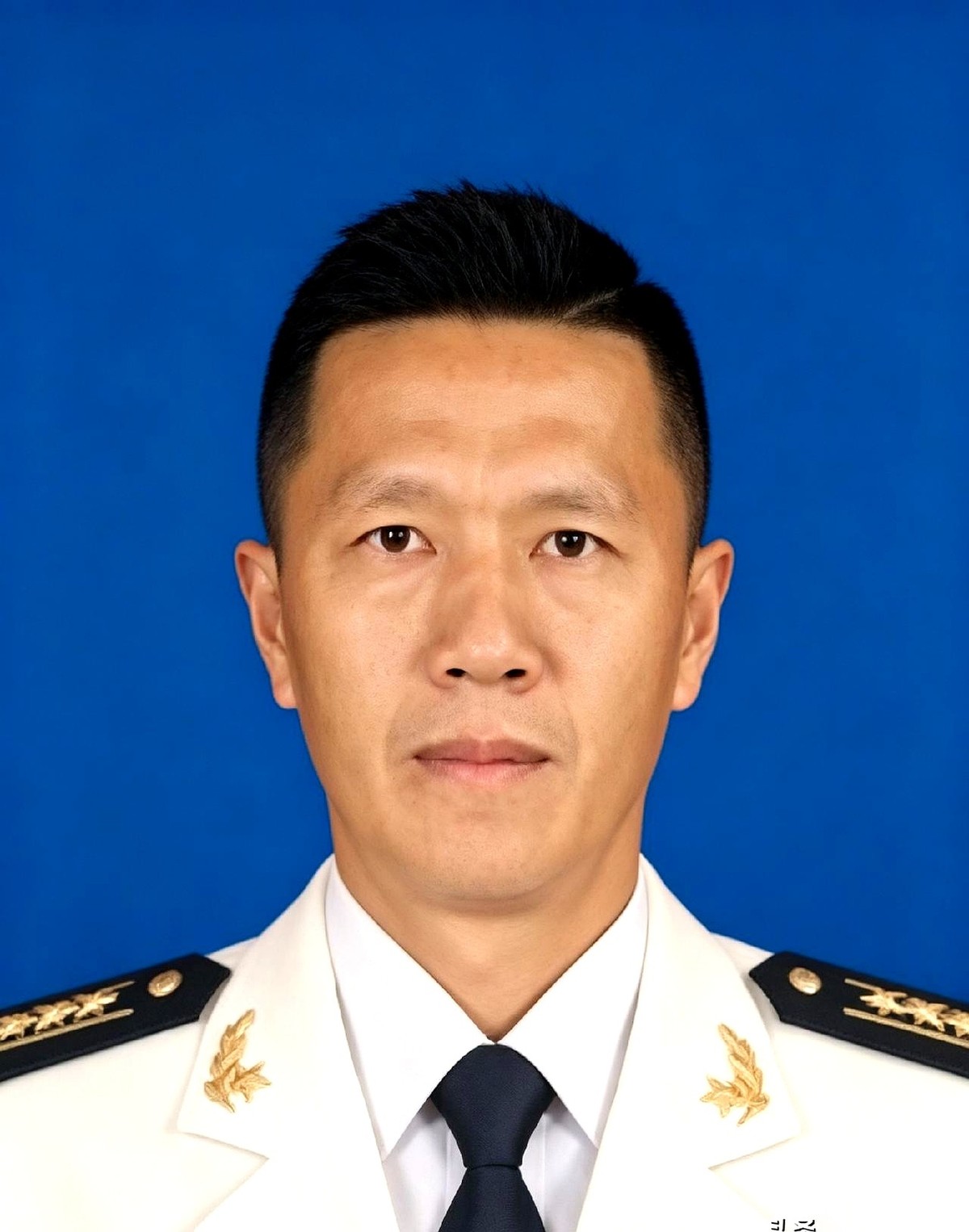 最近刷到一篇关于海军福建舰副舰长王涛的公开报道，里面的一个海上对峙细节，让人看得极其解气。外军舰艇拉