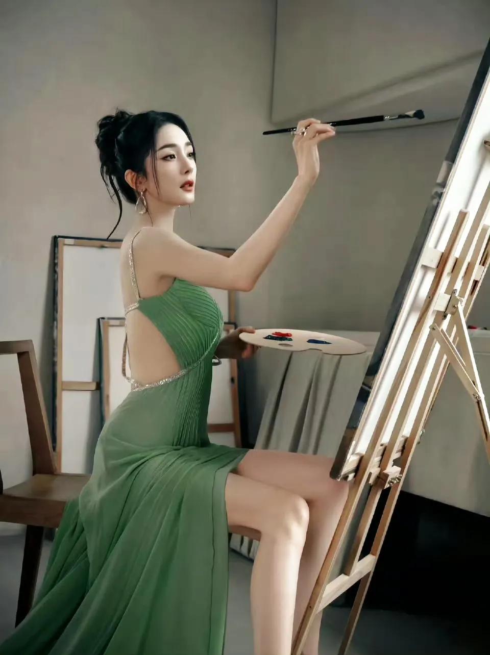 都是画画，章泽天和杨幂的气质咋就不一样呢？一个性感，一个知性。但是都很养眼