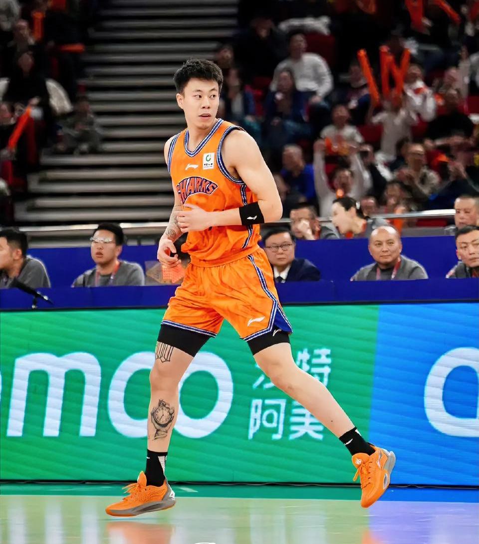 太强了！上海114-80大胜同曦，这四位球员就是赢球最大功臣！1. 偰李永炜，