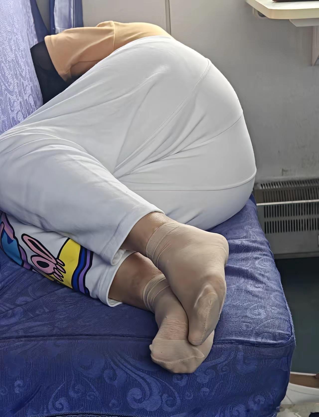 火车不文明行为！！！吐了！！！！