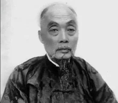 1913年，37岁的大内总管小德张对自己的主子五格格表白：“韫馨，你嫁给我吧，我