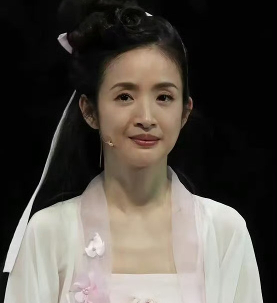 久未露面的林依晨突然冲上热搜，没想到生完二胎的她竟公开表示上班比带娃轻松。林