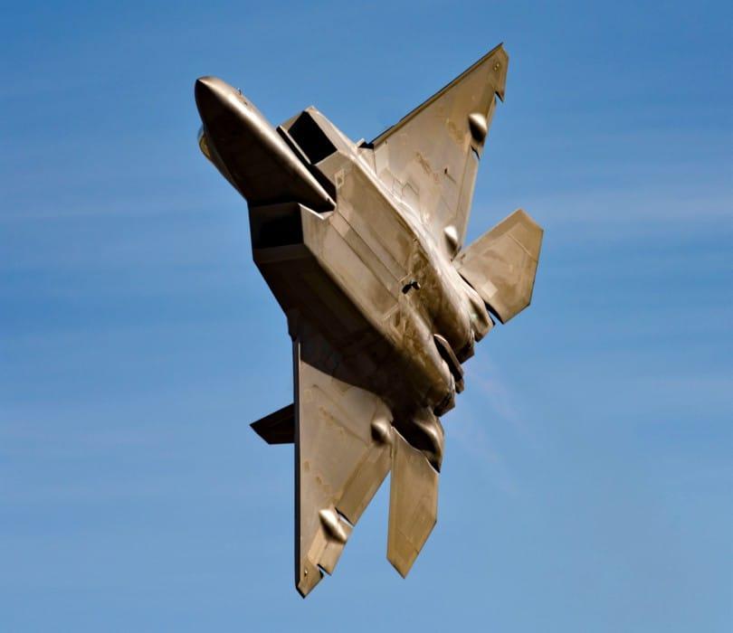 F-22是全球首款正式服役第五代重型空优隐身战机。定位纯粹夺取制空权，诞生于冷