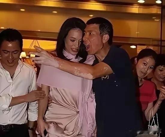 原来他们年轻的时候，关系那么好啊！