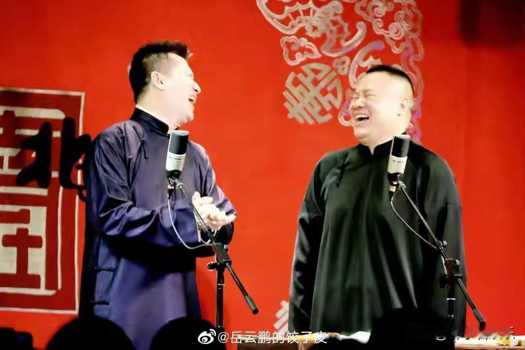 2025年12月18日，搜狐时尚盛典红毯上，德云社“顶流”岳云鹏以一身黑色皮衣搭