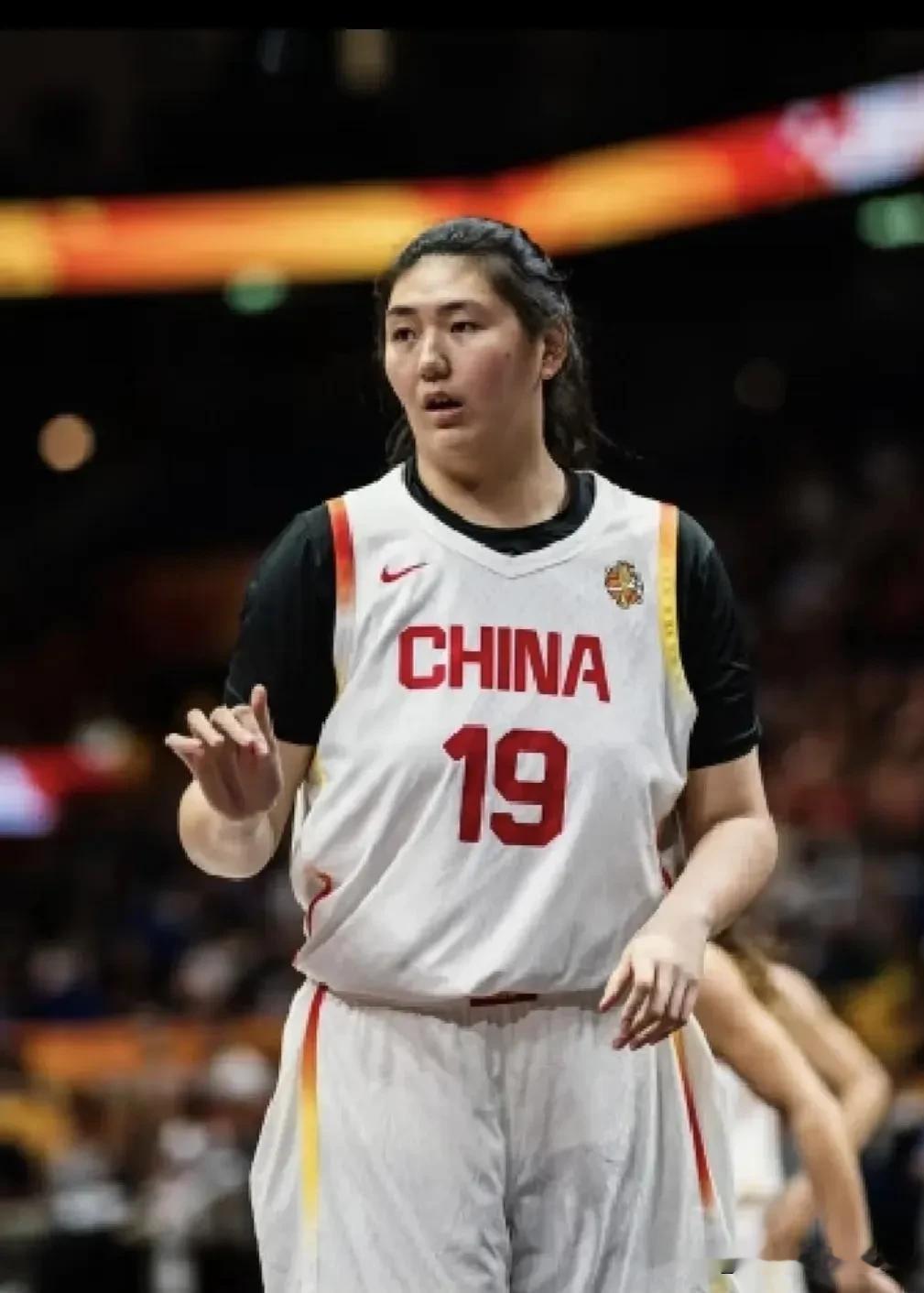 这次女篮亚运会成绩出来，不少球迷气的直拍大腿，质疑声铺天盖地。很多人说现在女篮放着世界主流的快攻轮转