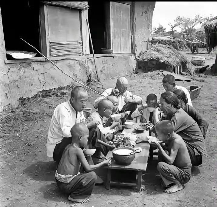 📸1960年的忻州清晨，土坯房前的一张矮桌，围坐着一大家子的烟火气。没有精致