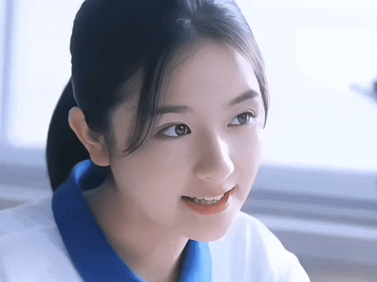李兰迪新剧梦回余周周李兰迪还在当女侠内娱校服造型千篇一律，只有她穿出了不施粉黛的