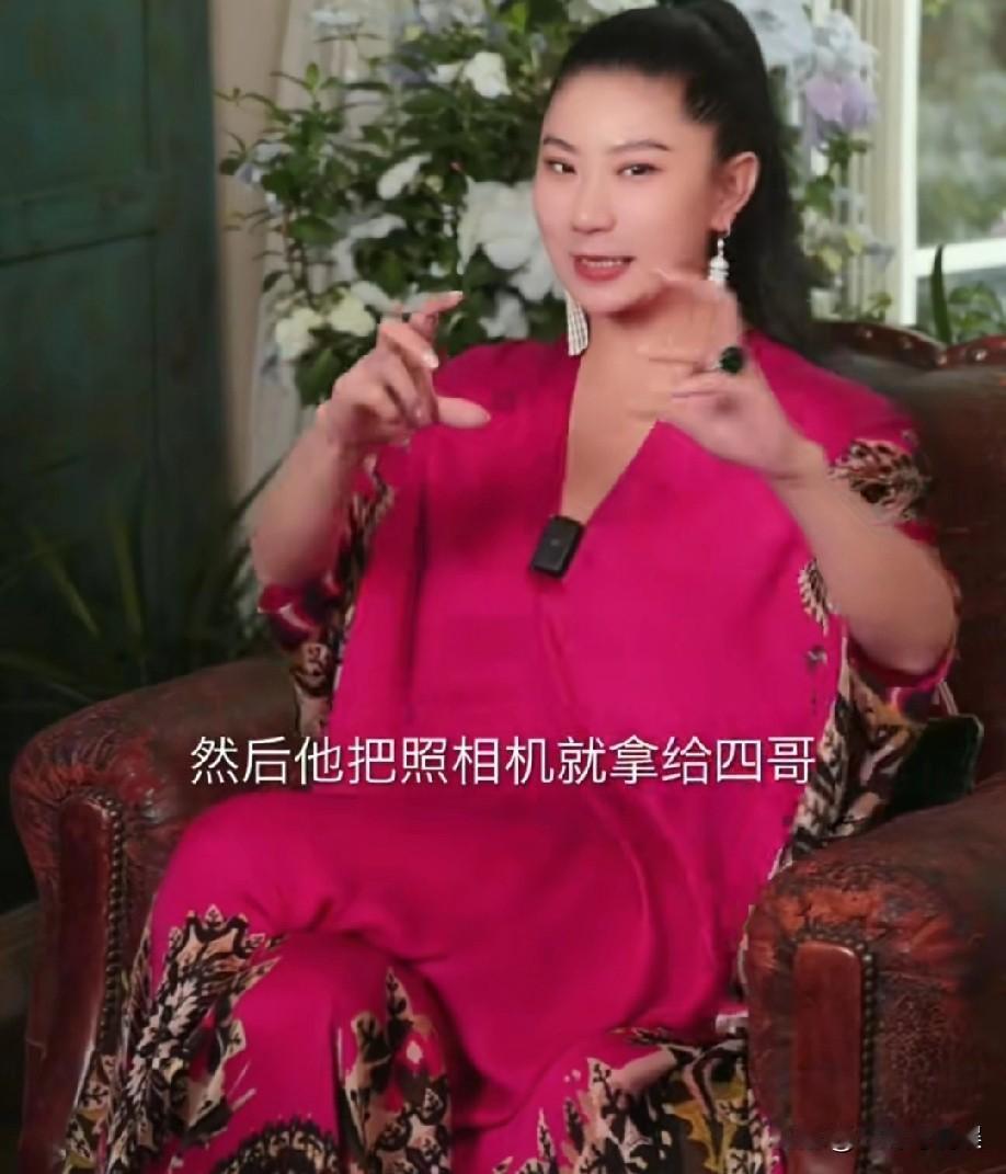 Coco:“四哥邀我去香港参加宴会，那天他送了我一套白色的范思哲，那个宴会大概有