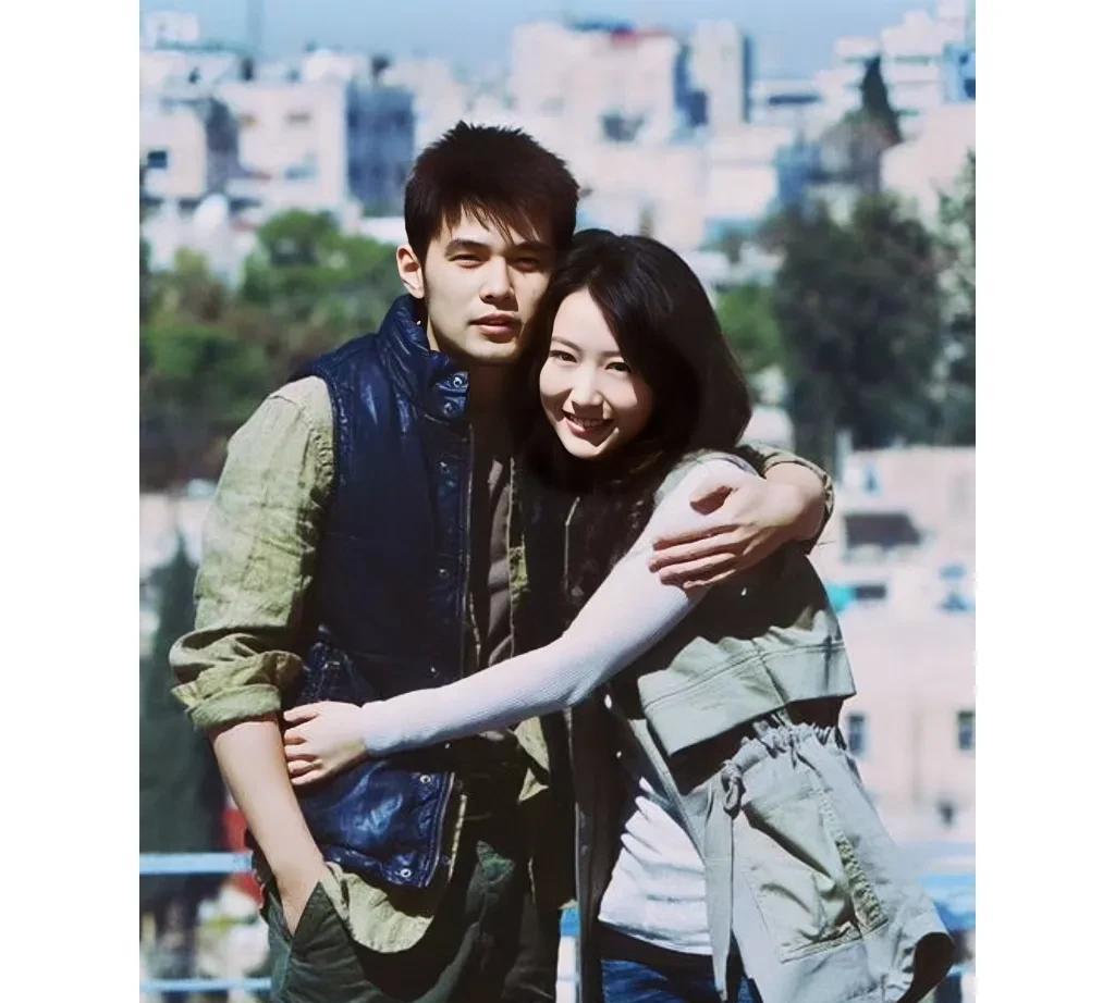 这张照片拍摄于2011年，32岁的周杰伦与一位女子的合照，照片中的周杰伦又酷又帅