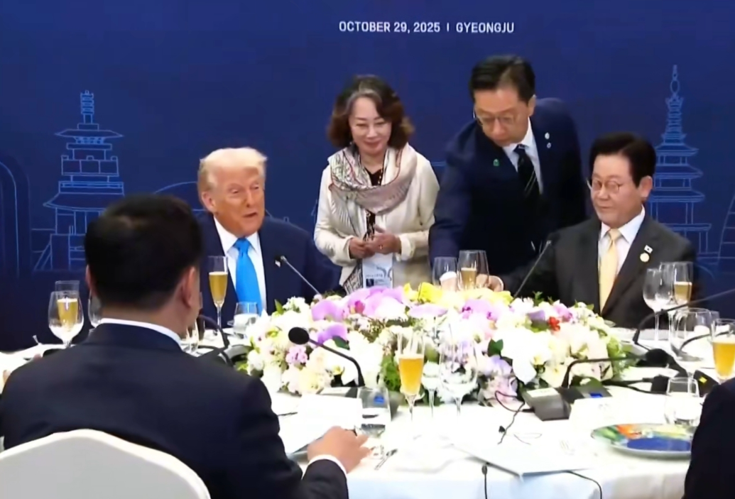 这位站在李在明与美总统之间的女翻译，太优雅了吧！10月29日APEC峰会晚宴上，