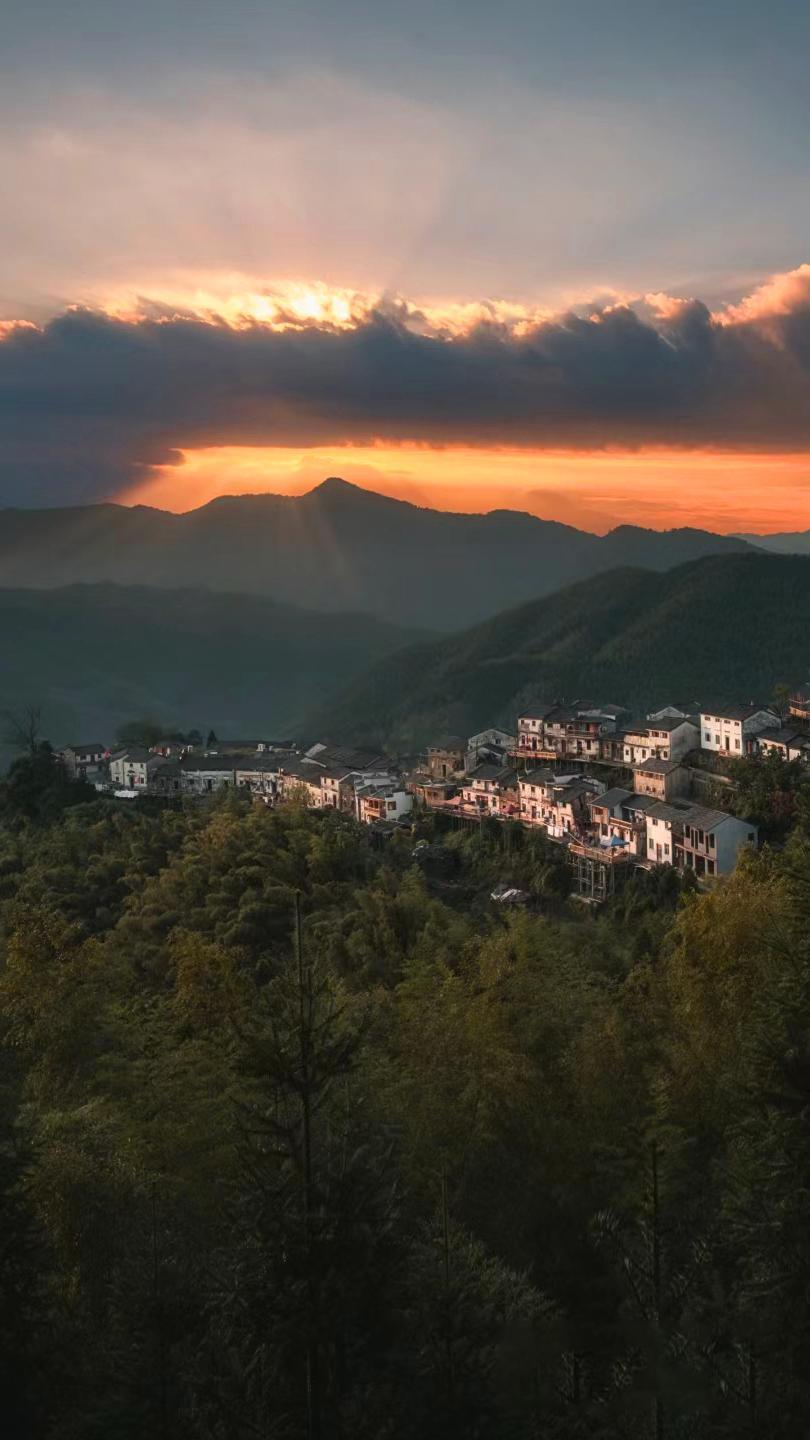 昨天跟一高三的学生家长聊天，家长跟我说他们学校暑假补了10天的课，我听起来都