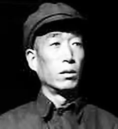 1941年，太行神枪手李殿冰掩护群众转移后再回山上潜伏，看到山脚下行进的敌人队伍