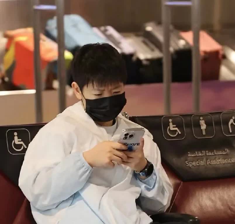 才刷到！坐在多哈的长椅上，莎莎眉头紧锁地看着手机，看样子像是在刷手机