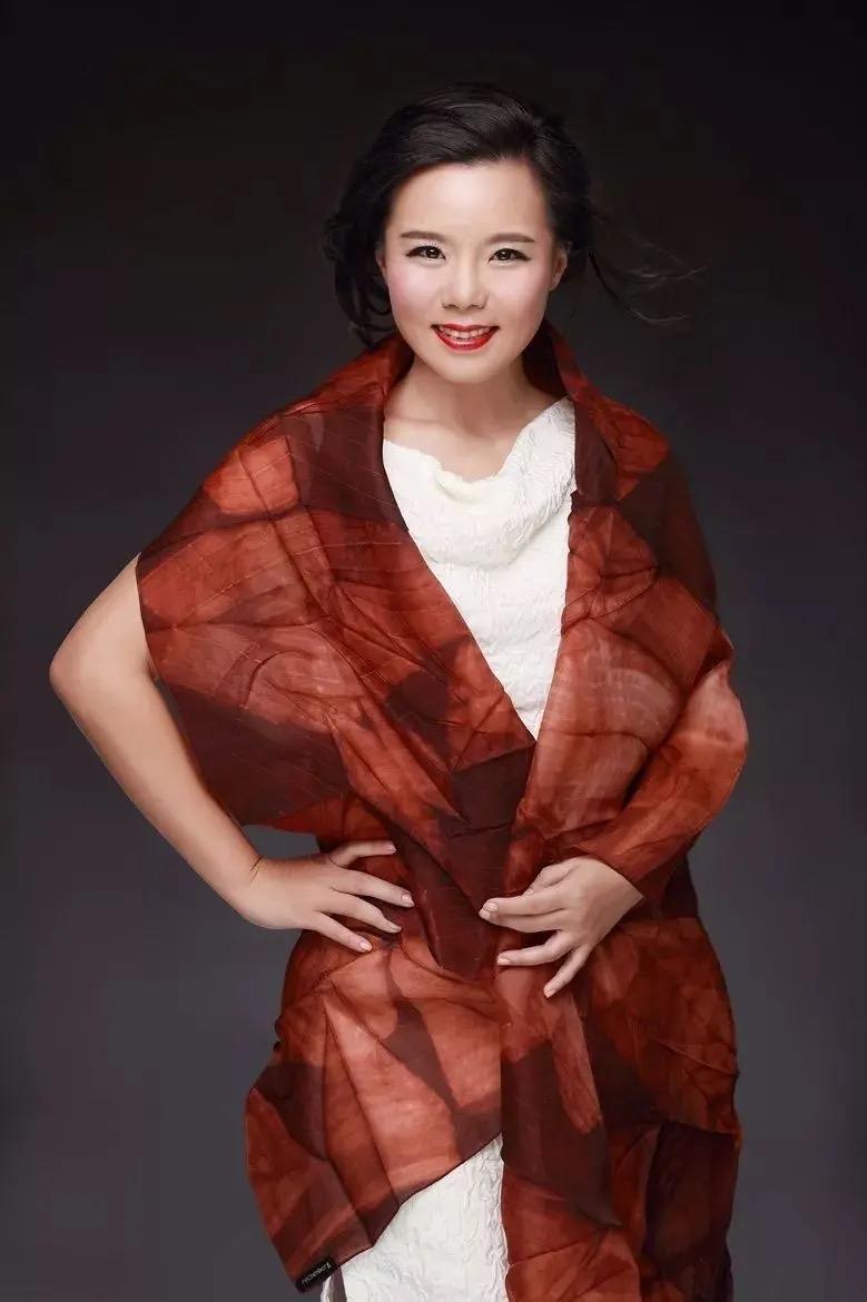 50岁的龚琳娜真的让人懂了：爱得热烈从不是错，但把自己低到尘埃里，就没人