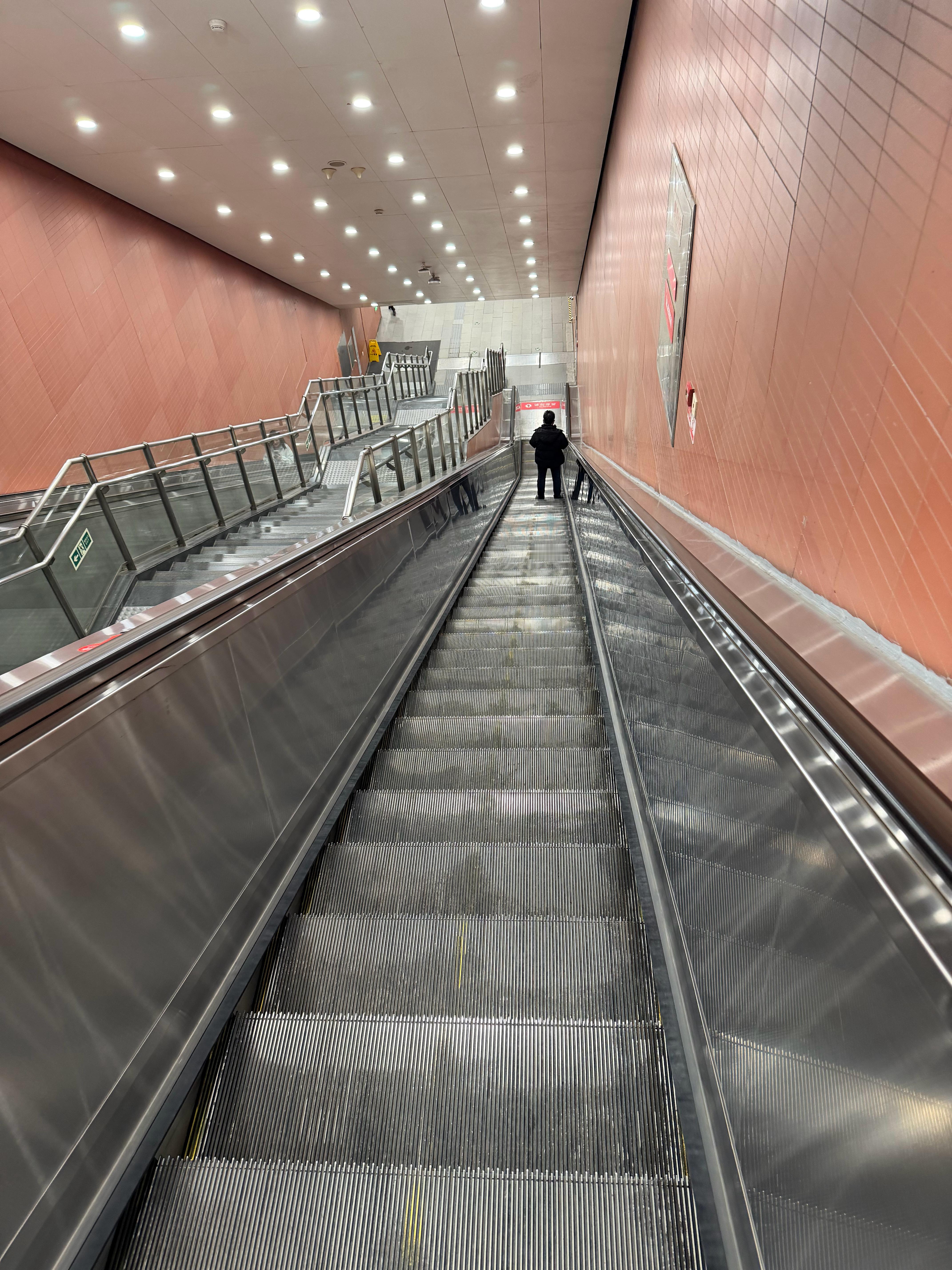 央企正在继续加码新疆。3月13日，在“中央企业产业兴疆工作座谈会”上，新疆自治区