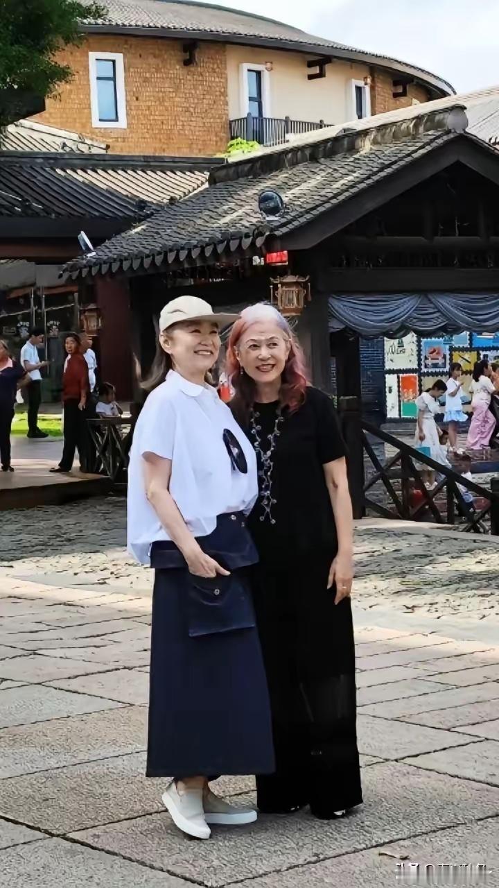 林青霞不花里胡哨简单的穿着还挺好看，70岁气质自信
