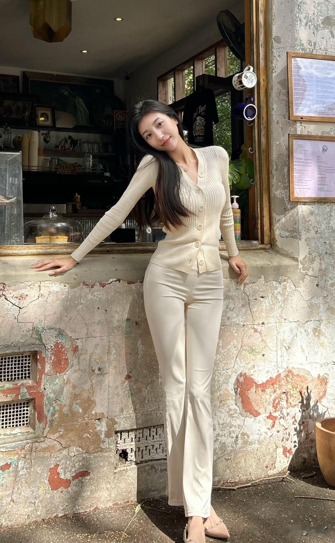 复古咖啡馆里的时尚少女，轻松自在地享受美好时光。分享一张你来过上海的照片上联：