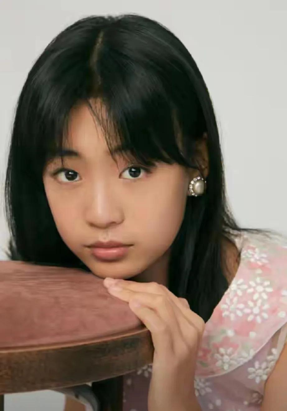 佟大为携妻女甜蜜看展，一家子颜值直接拉满！17岁大女儿亭亭玉立，身高直逼180，