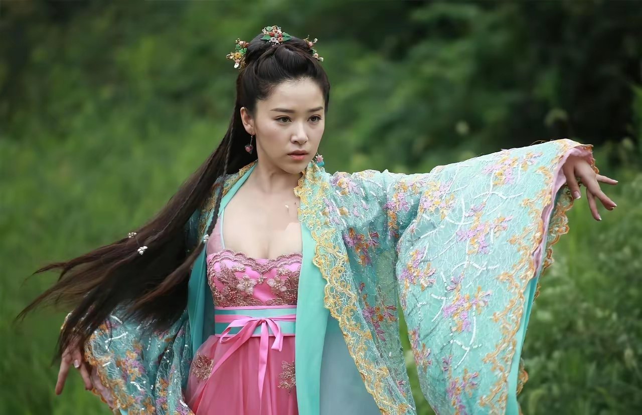 阚清子古装剧照生图，身材太顶了