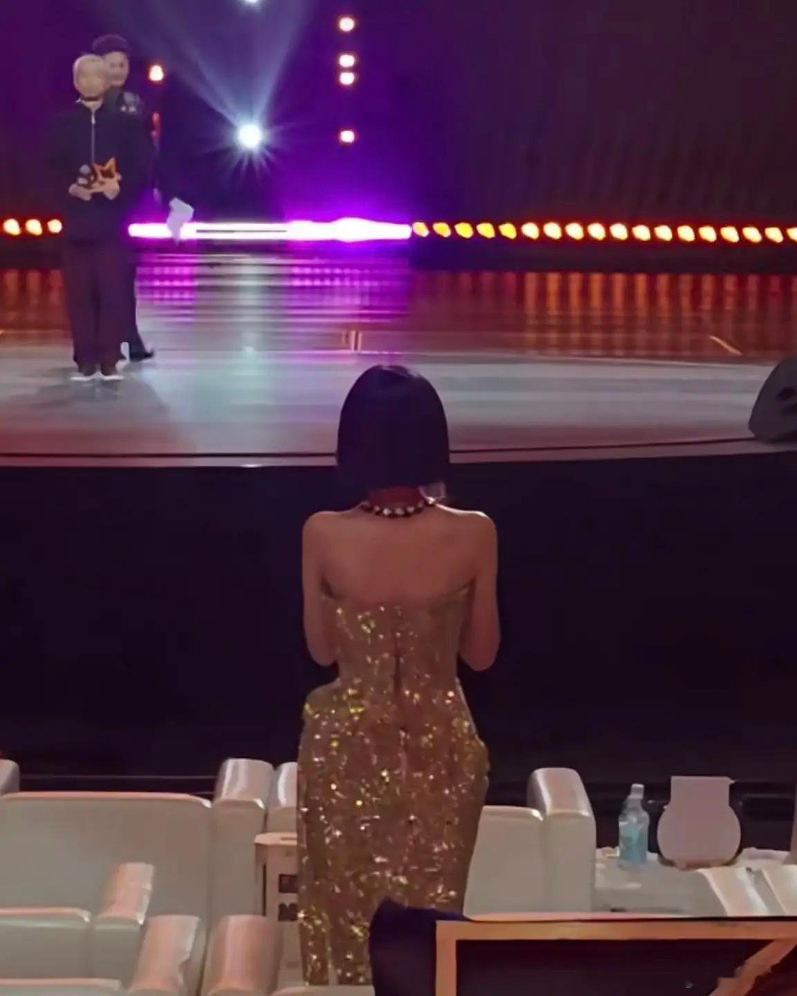 国剧盛典最后离场的演员彭小苒郭宇欣看到一个视频刘佩琦先生得奖的时候，台下嘉