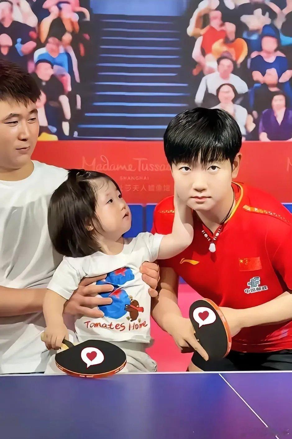 莎莎的脸可不能随便摸，你就是再喜欢莎莎姐姐，你就是长的再像莎莎姐姐，也...