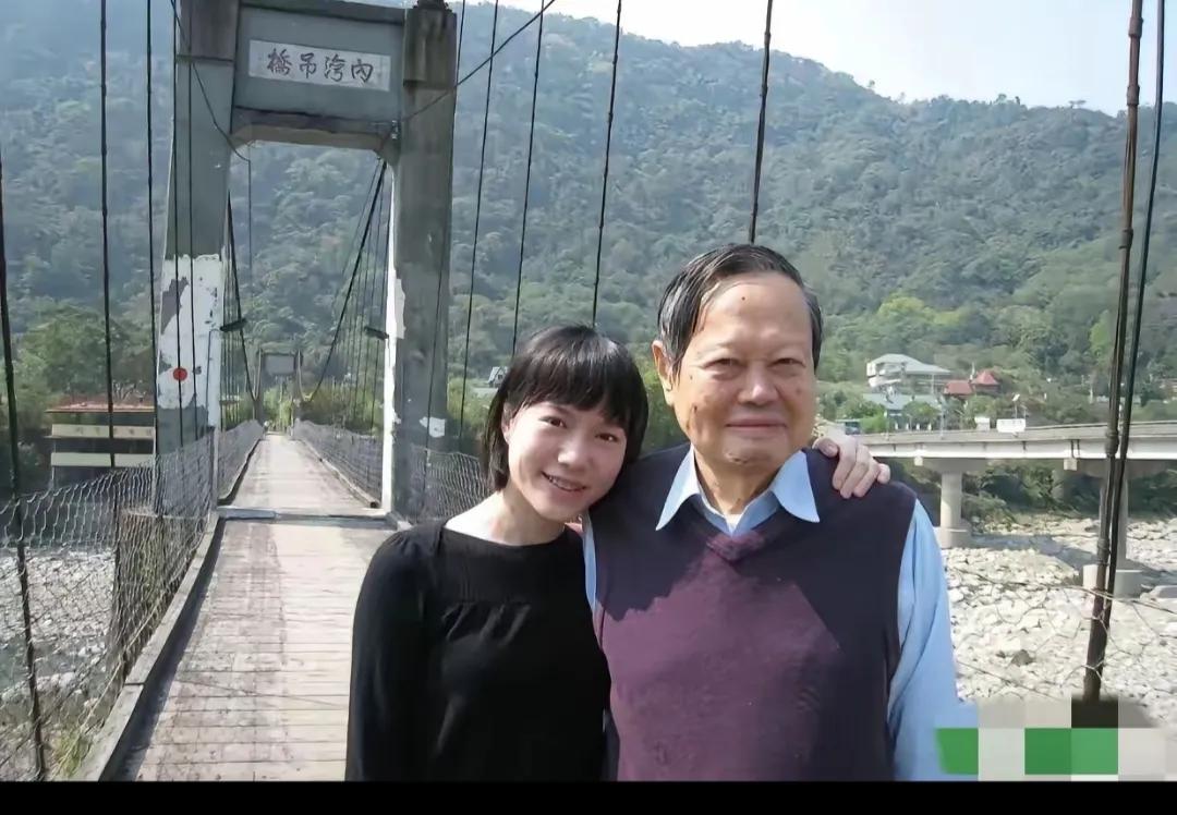 这是翁帆icon和杨振宁icon2009年在台湾icon的一张合影,那时翁帆33