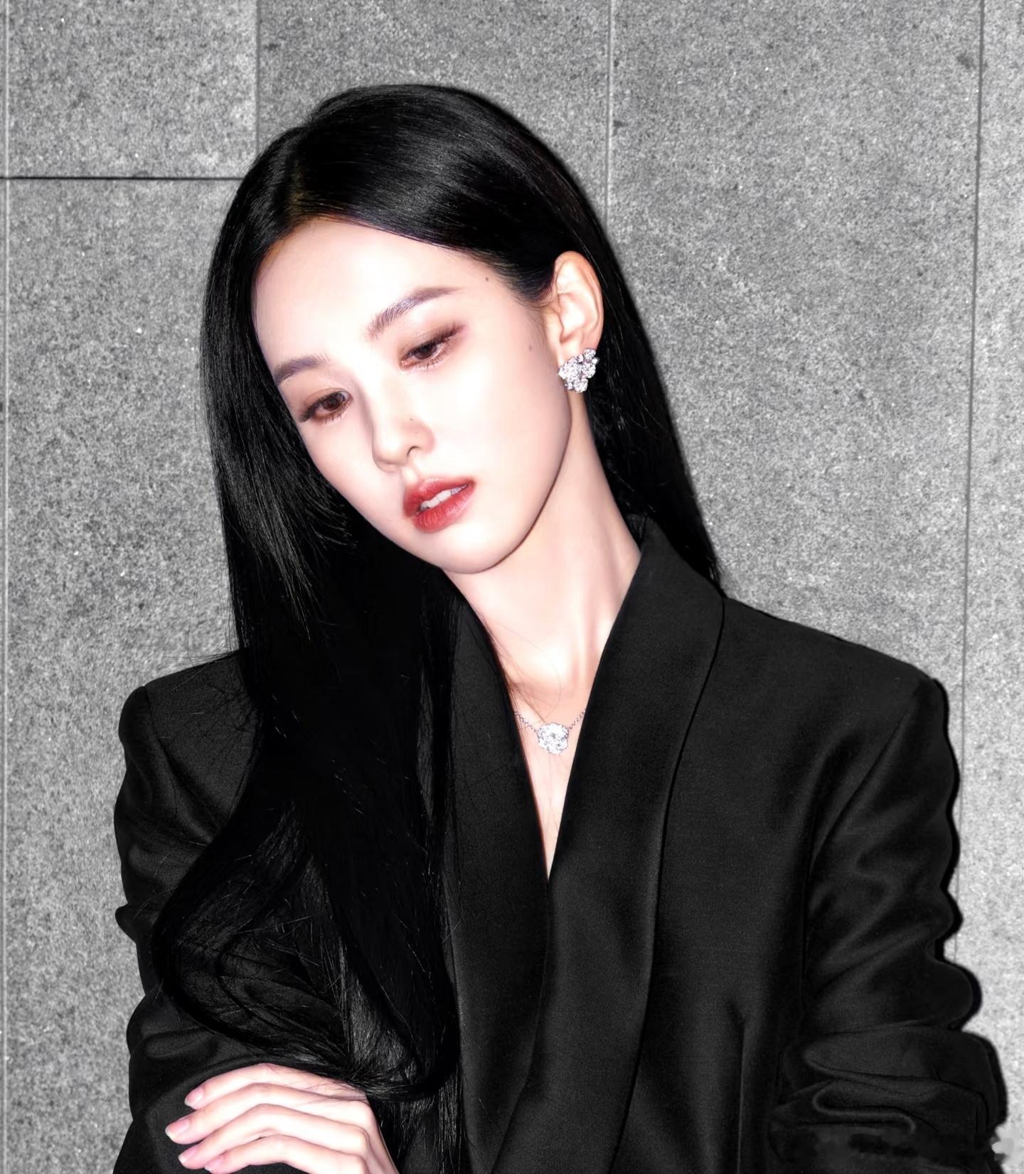 陈都灵嘟嘟脸蛋天才来的，肤白胜雪，眉眼含韵，清冷又雅致，脸颊痣更是妙的不行，我