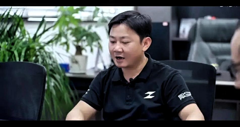 在张雪机车内部质量会议上，老板张雪对下属大声说＂供应商送个零件来不合格，罚300