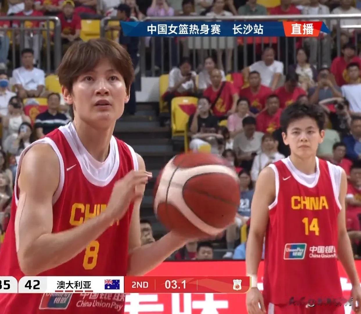 【中国女篮第二节追回3分】中国女篮长沙热身赛第二节，中国队虽仍然以36-42落