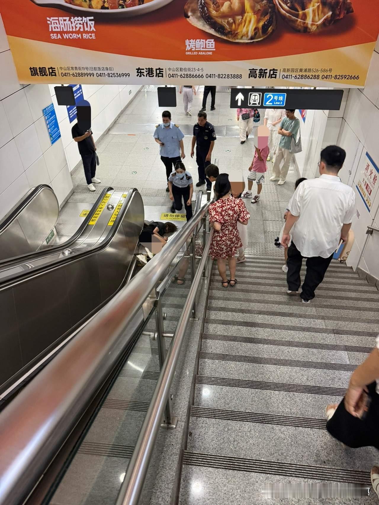 7月22日｜大连地铁2号线中山广场站扶梯女子意外摔倒7月22日，大连地铁2号线