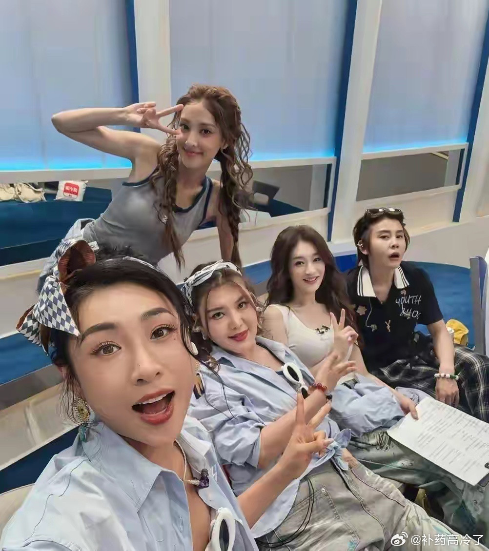 怪不得王濛总说李小冉大美女，说她是最好看的，单看其实我觉得也没那么突出，合照一来