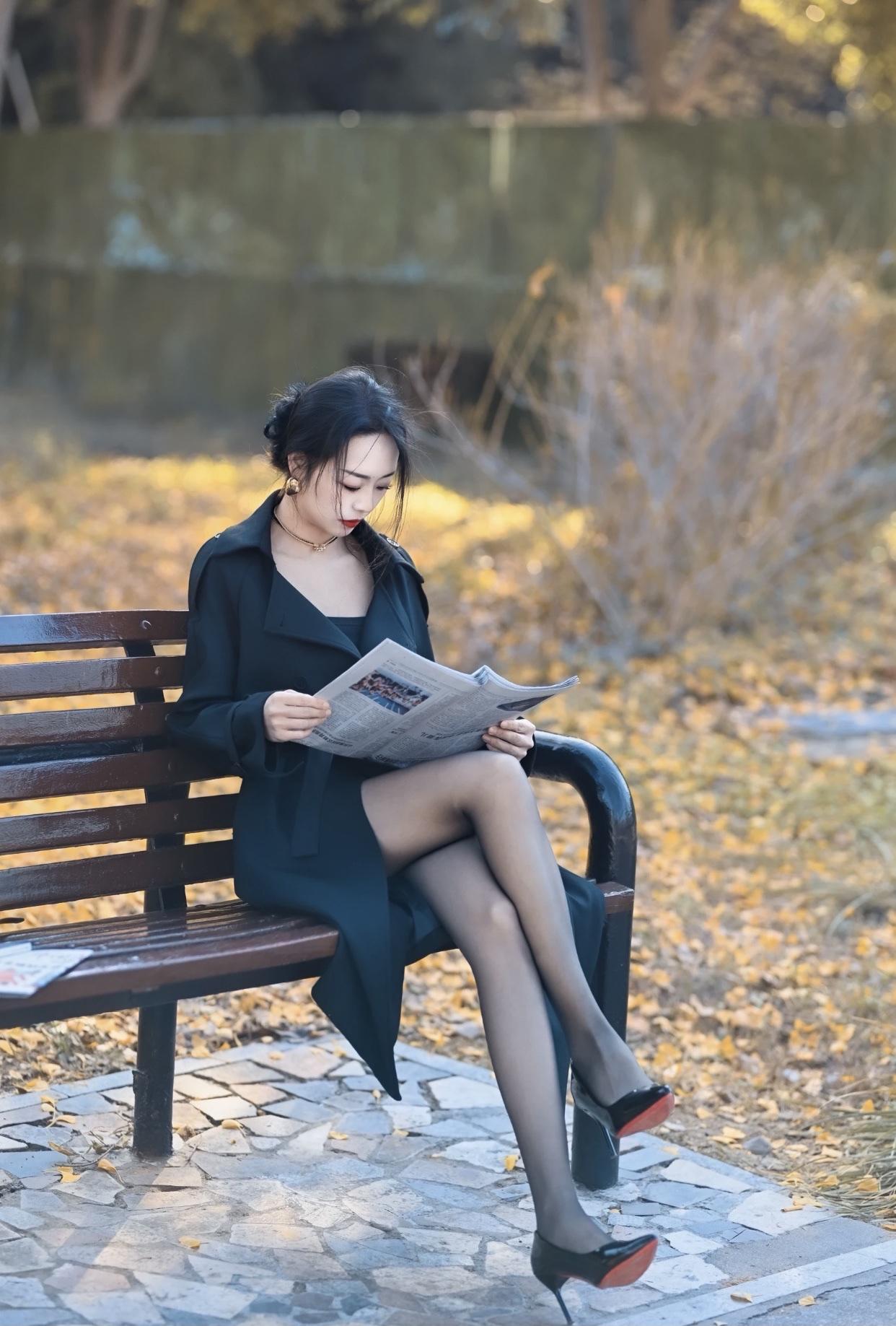 秋日午后，优雅阅读，享受宁静时光。秋日午后的温柔