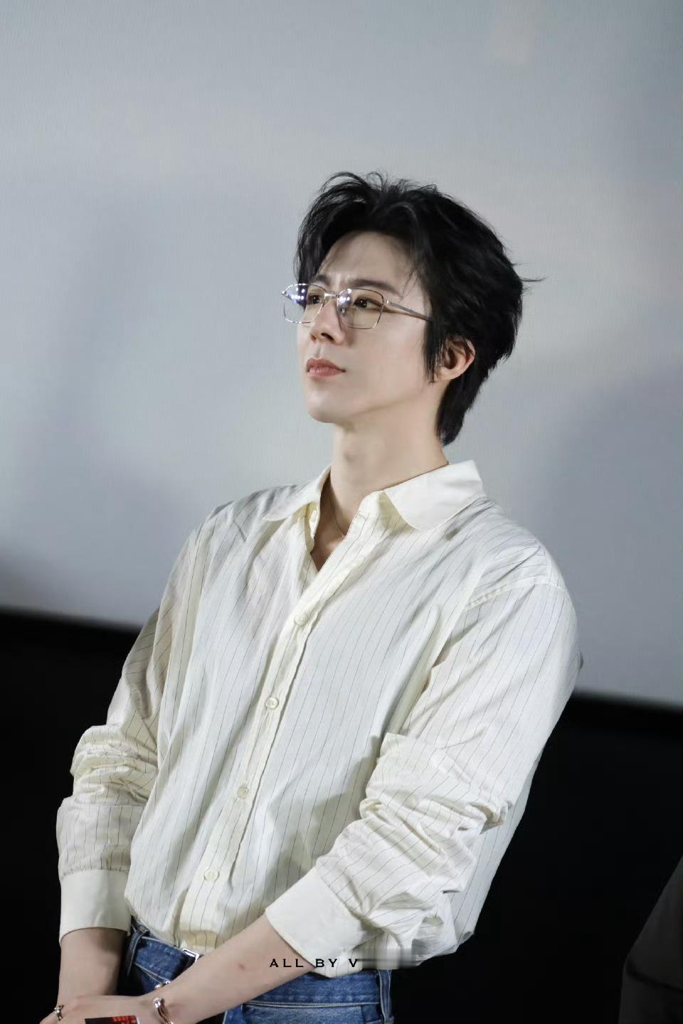 有时候灯光原因导致人脸有点瑕疵很正常，不过周柯宇你人还怪好嘞，专门重新编辑，不过