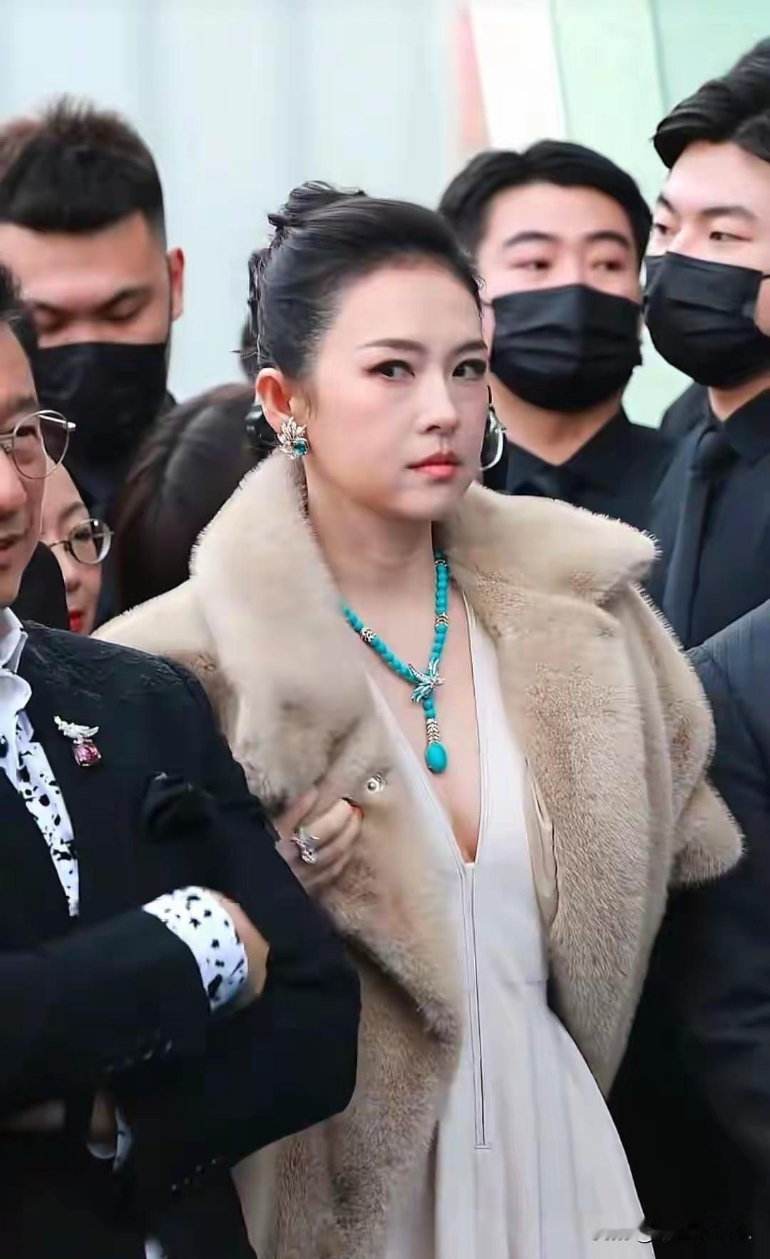 这犀利的眼神到底是看谁呢？看她身后都是保镖应该是在人群中，可能是对某位太过热情