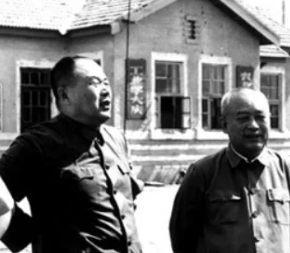 上世纪70年代，一份举报材料被送到总政，讲：“某某某离休回乡后，开始出现了‘腐化
