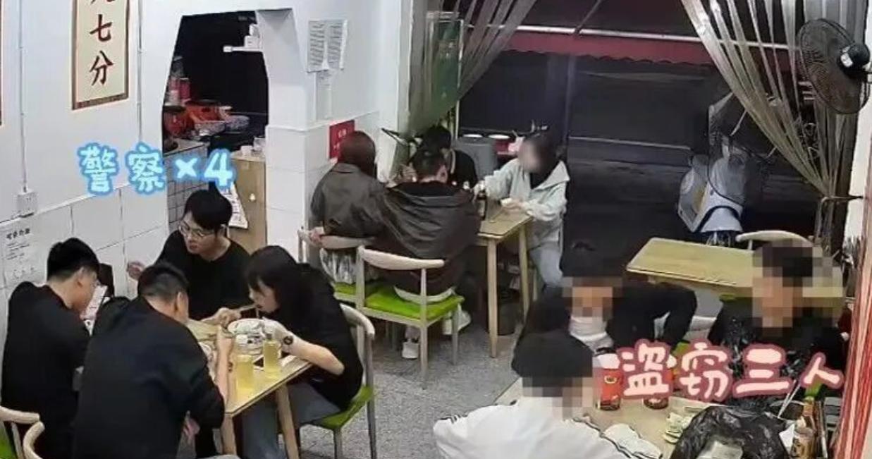 “有点太狂了！”成都彭州，四名民警加班后钻进小馆子吃宵夜，饭还没吃几口，就注