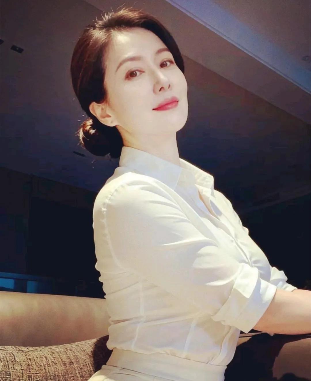 成熟女性，美丽大方轻熟女人味成熟