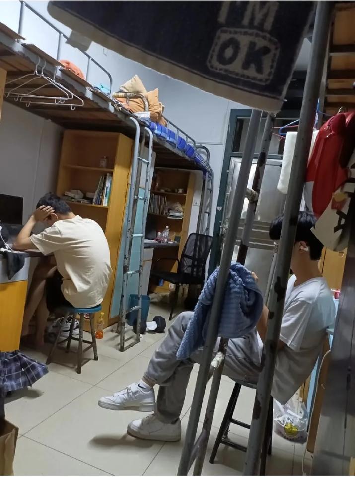 大一都结束了，室友全都没讲过话，这世界怎么了？我哥和我说:大学那会儿宿舍可热闹