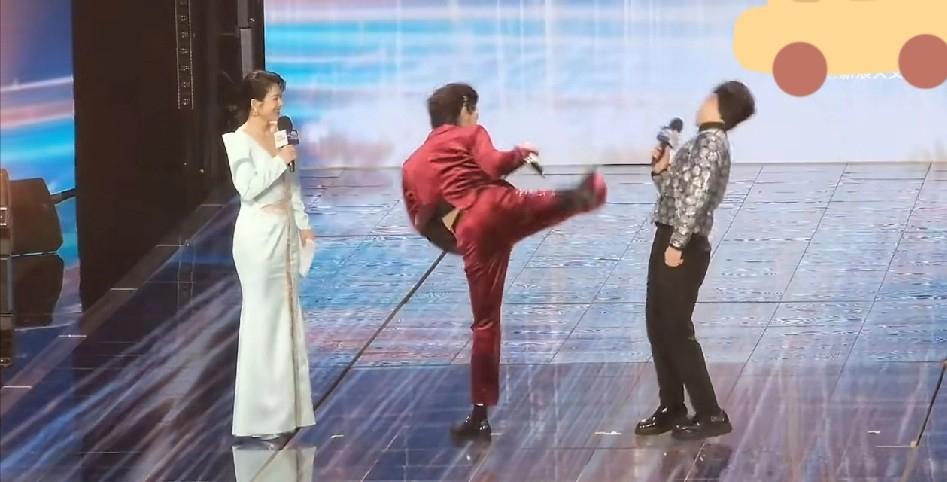 向佐，又惹事了！舞台飞踢险踹主持人头！功夫耍帅没分寸，这操作太离谱？明星舞台耍