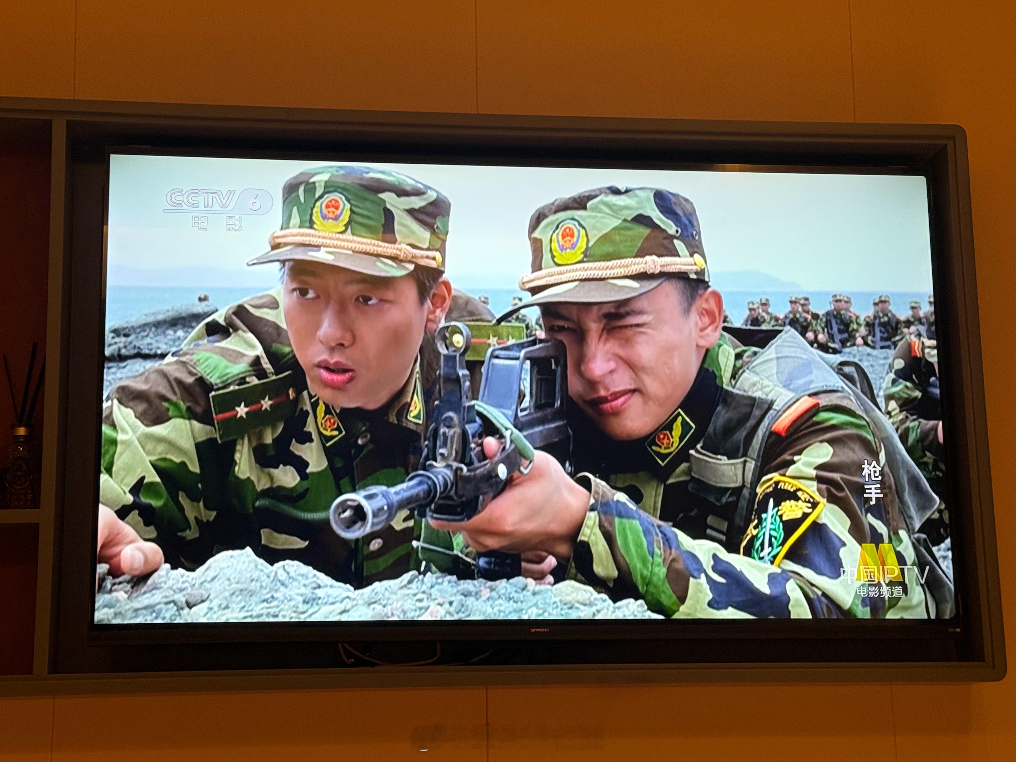 小时候看《枪手》觉得挺硬核，现在看bug也挺多烽火问鼎计划