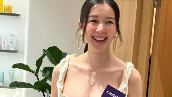 麦明诗怀孕后首现身,挺5月孕肚有婴儿肥,手放在小腹上比心