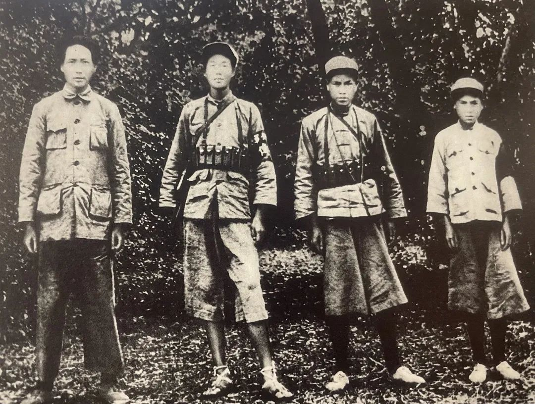 1934年，江西瑞金，毛泽东和警卫们。
