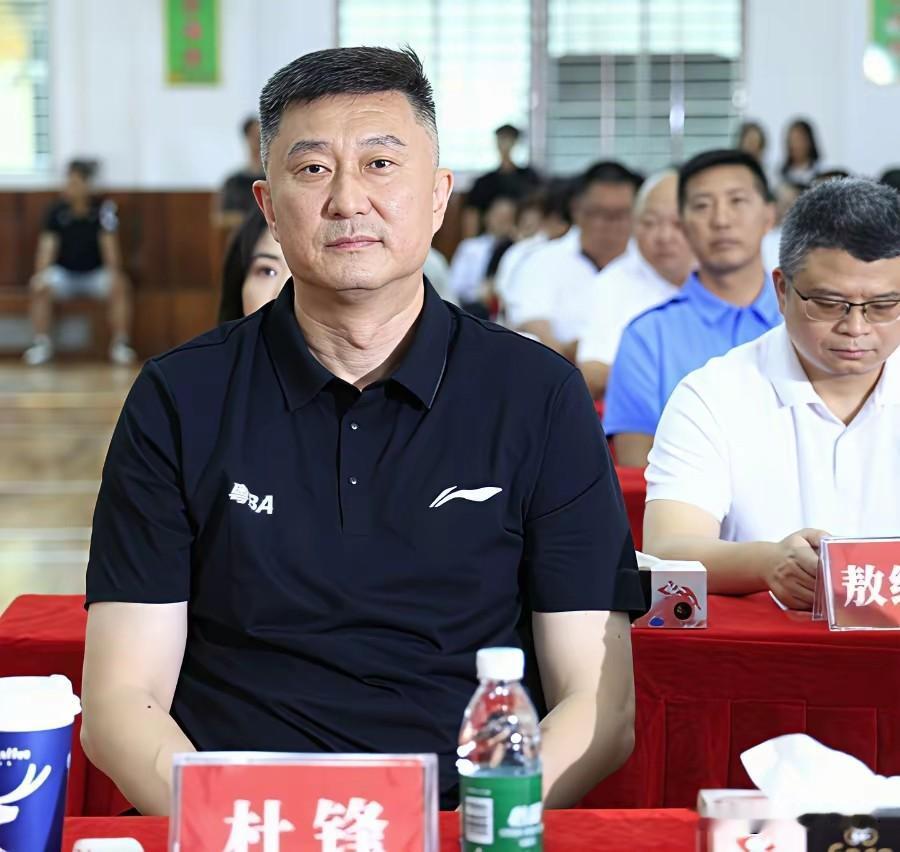 与其说杜峰续约广东宏远陷入僵局，不如说广东宏远俱乐部，朱芳雨总经理，陈老板这三方