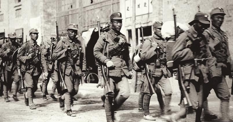 1935年，红军奇袭敌军，敌师长竟还在睡觉，手下无奈推了推：师长他们来了。敌师长