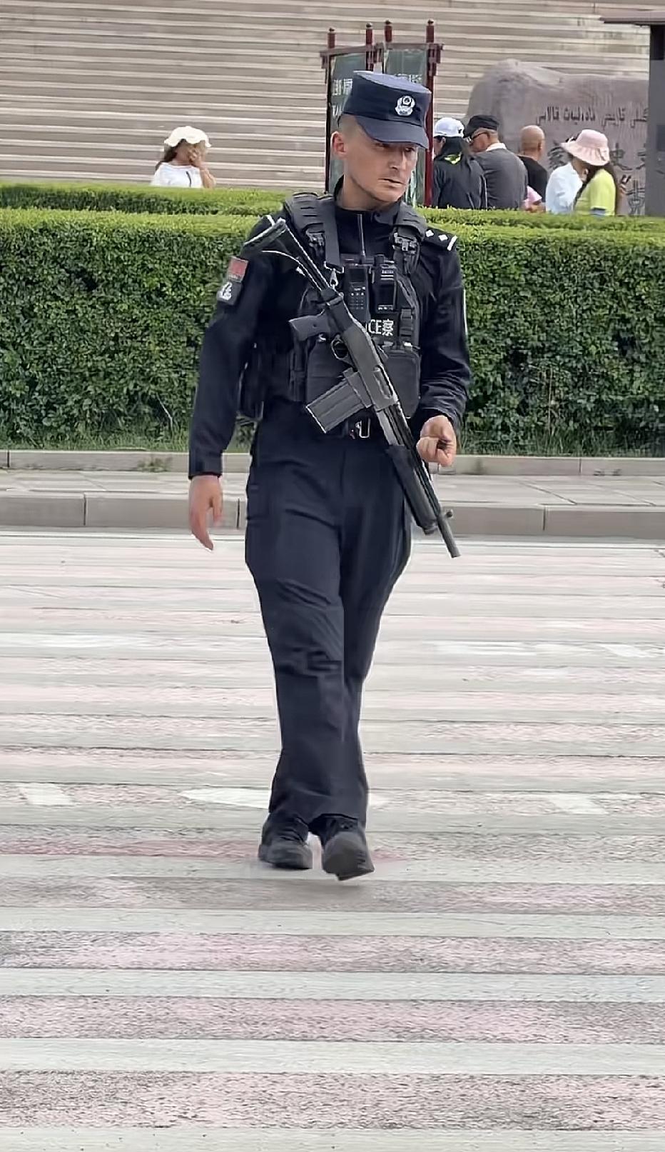 那就是我们的新疆自治区。在新疆的伊犁哈萨克自治州，当时过去是旅游的。在街面上