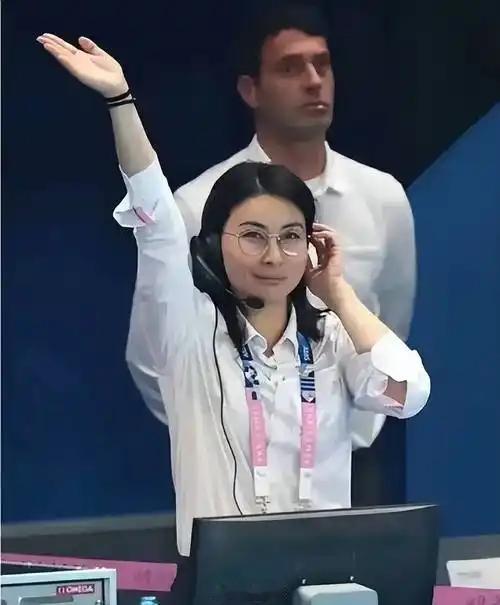 终于知道，为什么香港富豪太太圈那么排挤郭晶晶了。不是因为她并非出身老牌豪门，也不