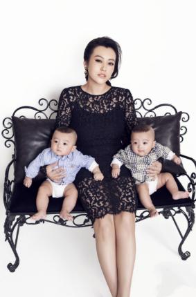 一次，主持人问郝蕾“你家双胞胎长得这么像，你是怎么辨认他们两个的？”郝蕾说“月嫂