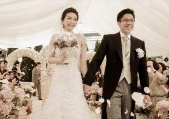 2012年，郭晶晶和霍启刚的结婚典礼上，她的公公霍震霆对着1600多位宾客说道：